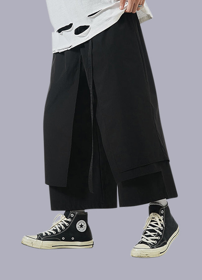 http://www.offwrld-techwear.com/cdn/shop/files/hakama-pants-streetwear-1.jpg?v=1682411204&width=1200