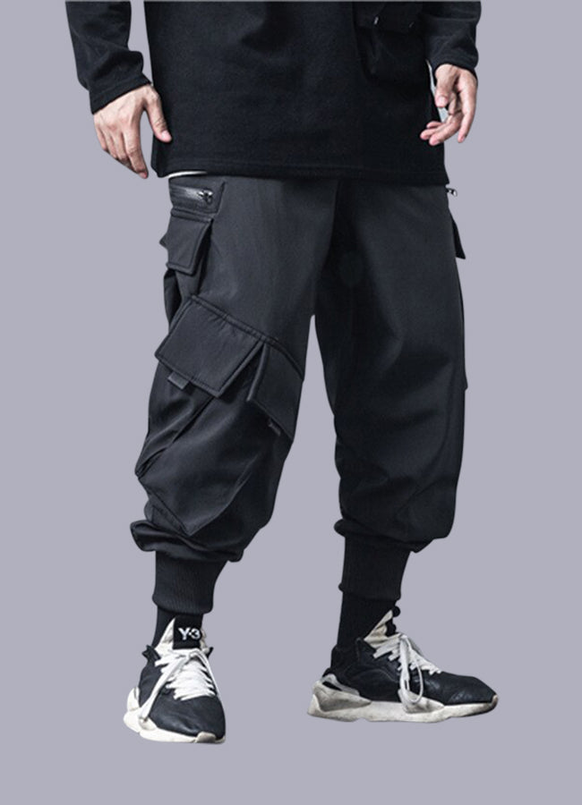 http://www.offwrld-techwear.com/cdn/shop/files/urban-cargo-pants-1.jpg?v=1682410816&width=1200
